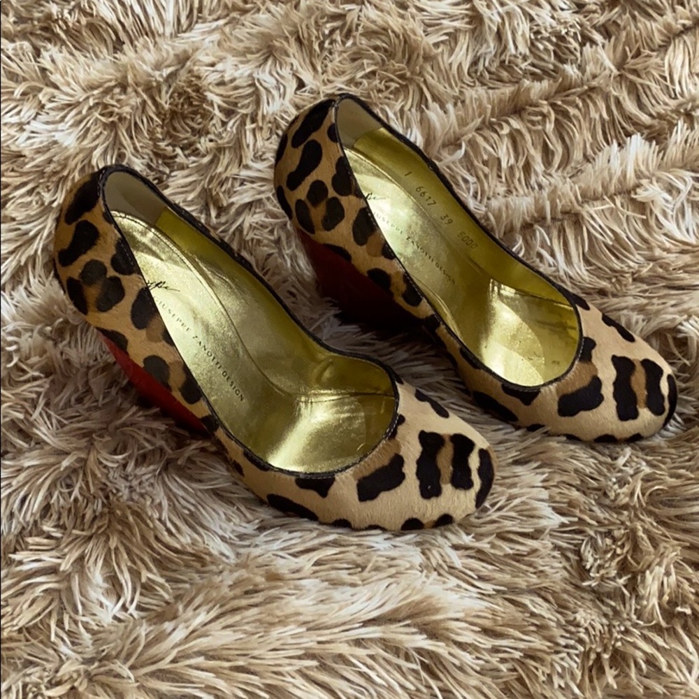 Giuseppe Zanetti Design. Leopard print red wedges